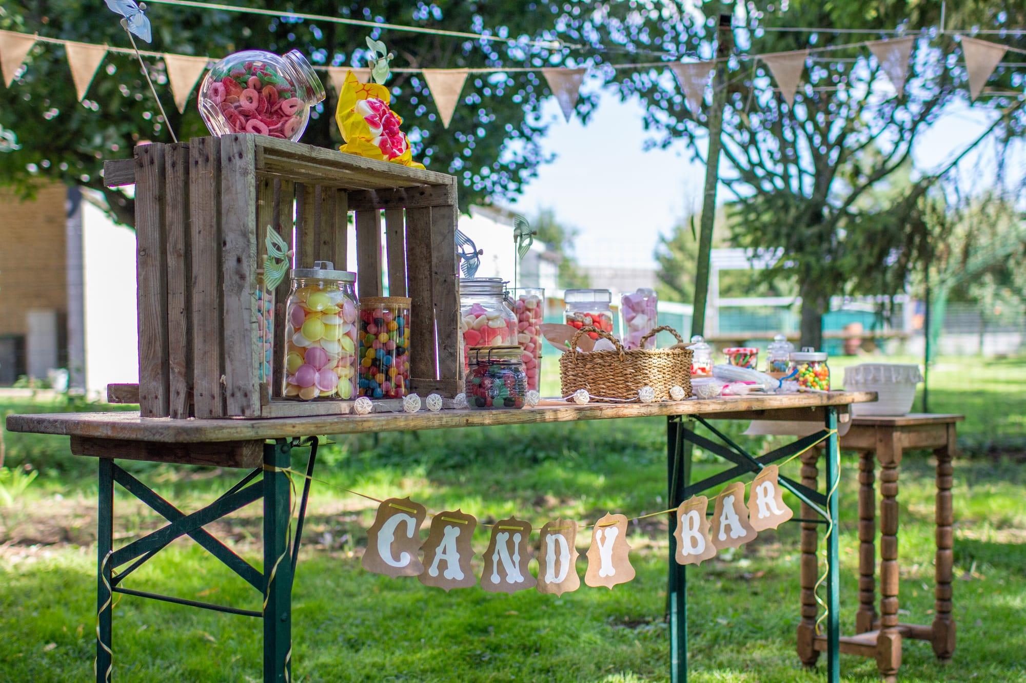 Candy bar sous les fanions, caisses en bois et bonbonnières