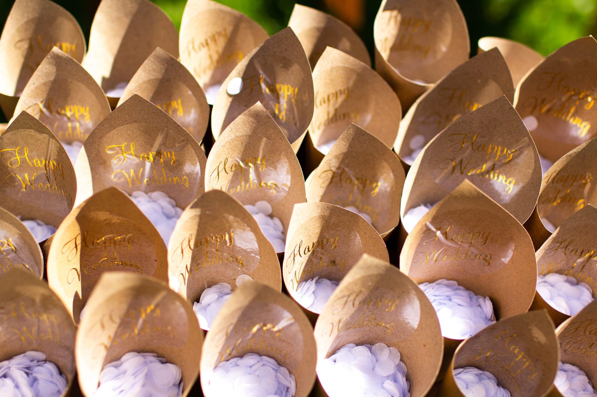 Cornets de confettis en papier kraft calligraphiés à l’or