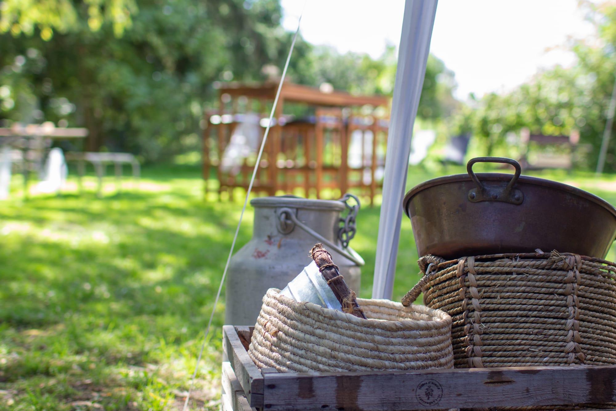 Paniers en osier, pot à lait et cuivres chinés pour la décoration