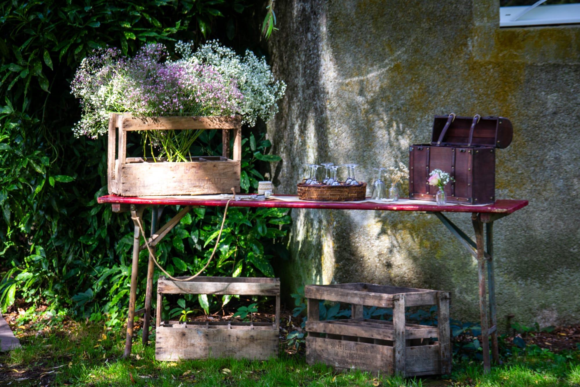 Gypsophile en caisses de bois sur une table de ferme