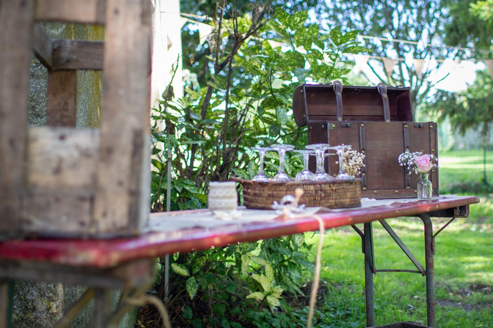 Malle ancienne et urne en bois sur une table de jardin