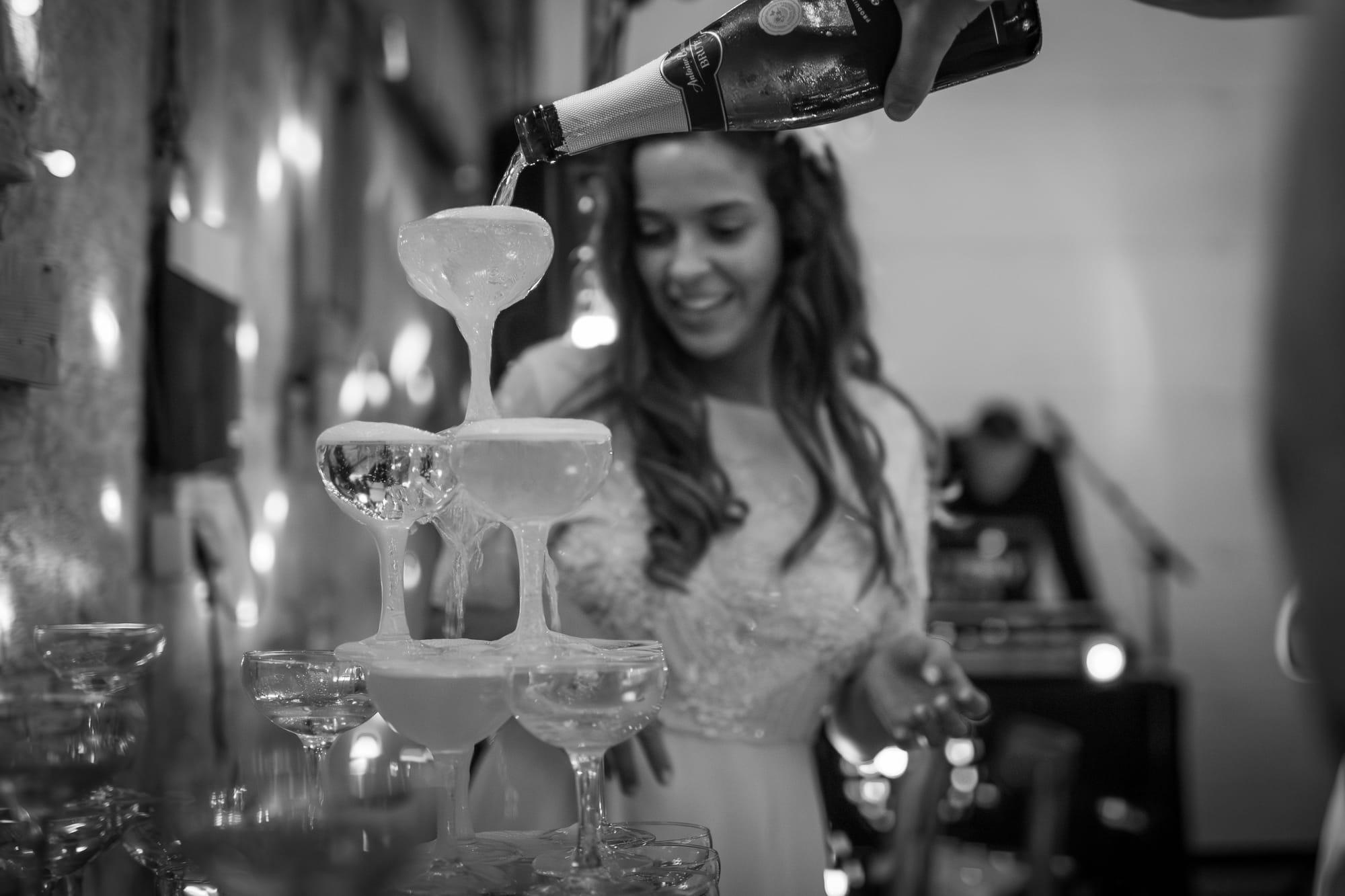 La mariée servant la tour de champagne, en noir et blanc
