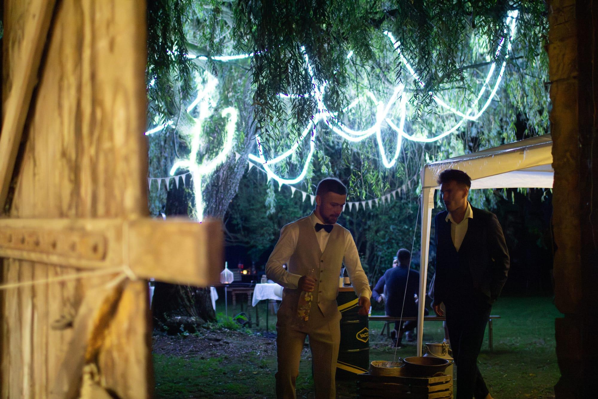 Soirée sous les guirlandes lumineuses entre les arbres